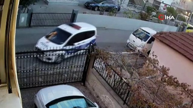 Ayağı kayıp yere düşen polis memurunu bıçakladı