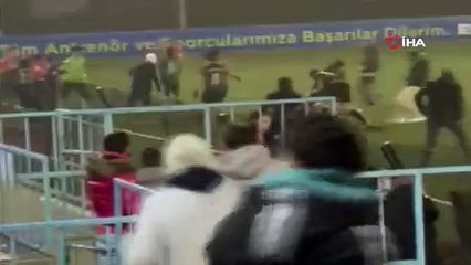 Yeşil sahayı ringe çevirdiler, ortalık savaş alanına döndü
