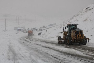 YÜKSEKOVA'DA KAR YAĞIŞI; ARAÇLAR KAYDI, KAZALAR YAŞANDI