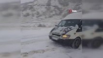 Yüksekova-Şemdinli karayolunda 20'e yakın araç yoğun kar yağışı nedeniyle mahsur kaldı