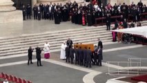 Bergoglio tocca la bara di Ratzinger mentre lascia il sagrato