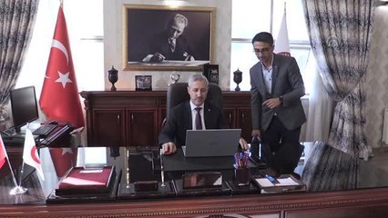 HATAY- HMKÜ Rektörü Prof. Dr. Veysel Eren, AA'nın "Yılın Fotoğrafları"nı oyladı