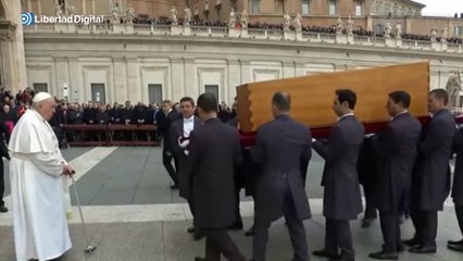 Última bendición del Papa a Benedicto XVI