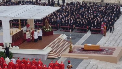 Funerali Benedetto XVI, il coro dei fedeli: "Santo subito"