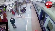 बिहार: चलती ट्रेन के नीचे आने से RPF जवान ने आदमी को बचाया; देखें वीडियो