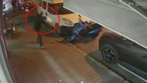 Gaziosmanpaşa'da husumetli olduğu adamı sokak ortasında vurdu! Dehşet anları kamerada