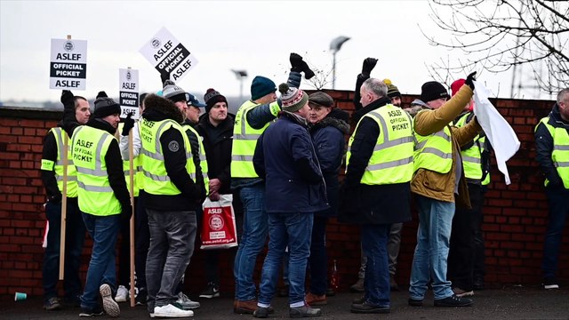 ASLEF Train Drivers On The Picket Line at Polmadie Glasgow