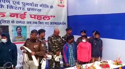 आठ इनामी नक्सलियों ने किया आत्मसमर्पण