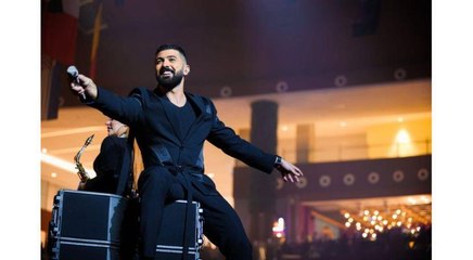 فتيات يلقين قطع ملابسهن على سيف نبيل أثناء حفله