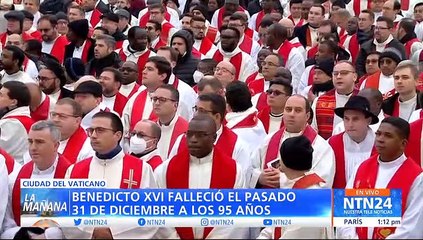 Papa Francisco da su último adiós a Benedicto XVI ante miles de fieles