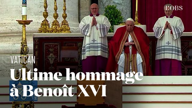 Le pape François rend hommage à Benoît XVI lors de ses funérailles au Vatican