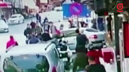 Download Video: El frenini çekmeyi unutunca geriye doğru kayan otomobil iş yerine girdi