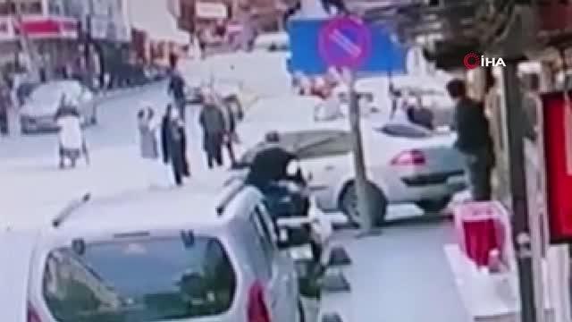 El frenini çekmeyi unutunca geriye doğru kayan otomobil iş yerine böyle girdi