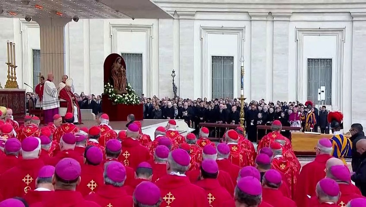 Zehntausende nehmen auf dem Petersplatz Abschied von Benedikt XVI.