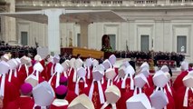 Ratzinger, l'arrivo della bara sul sagrato al rintocco delle campane a morto di San PIetro