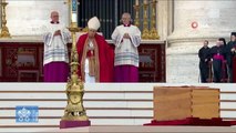 Eski Papa 16. Benedict, Vatikan'da defnedildi