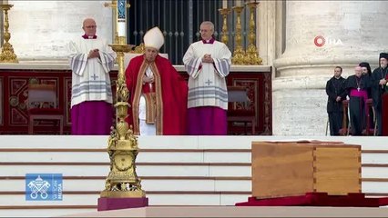 Eski Papa 16. Benedict, Vatikan'da defnedildi