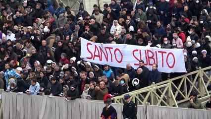 Un lungo applauso e lo striscione 'Santo Subito', l'omaggio della piazza a Benedetto XVI