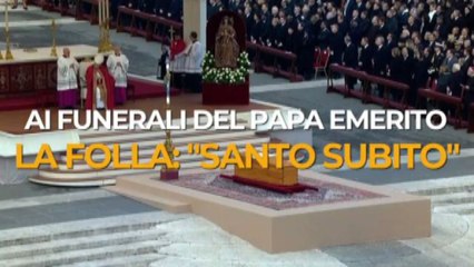 In migliaia ai funerali del Papa emerito la folla: "Santo subito"