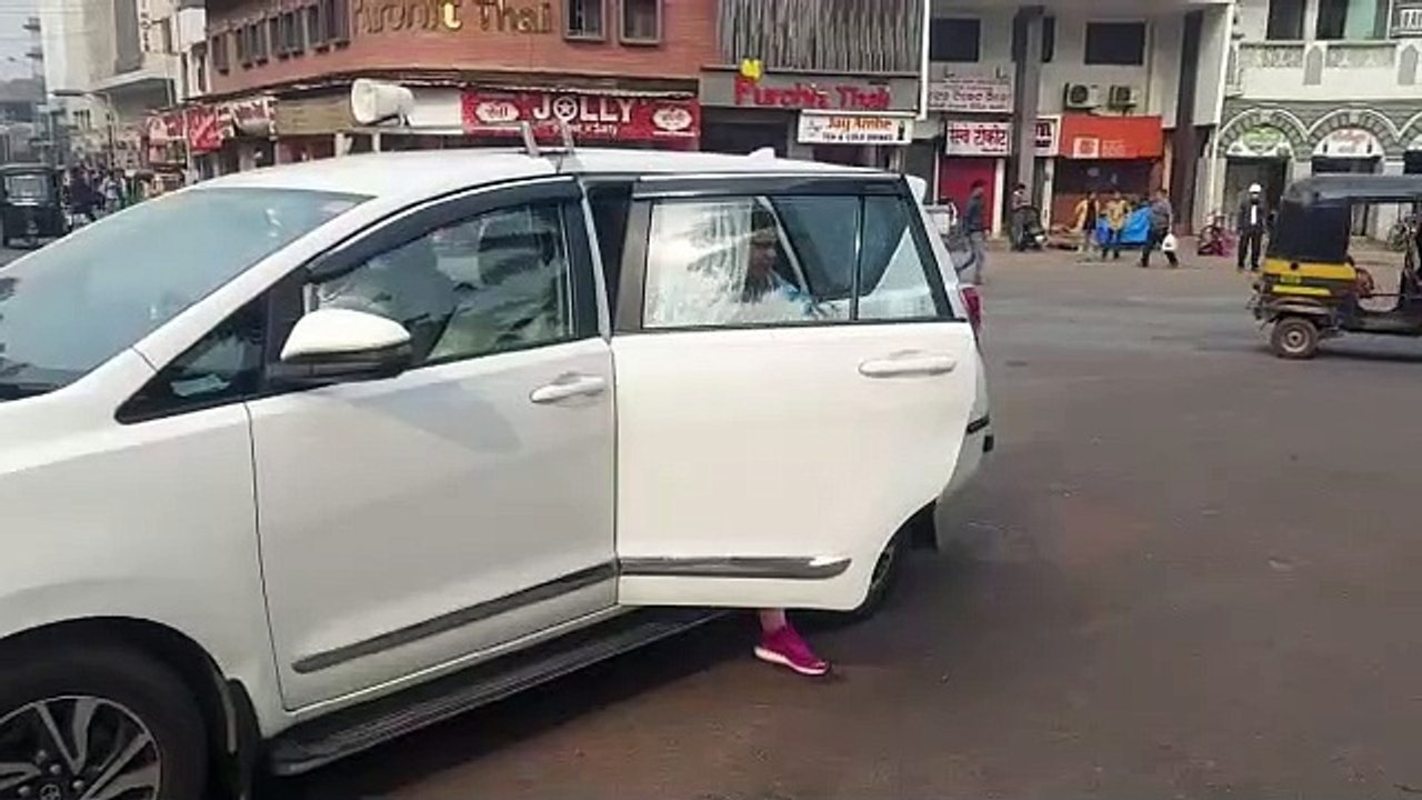 सूरतीयों की ट्रेन नहीं छूटेगी, यात्रियों की शिकायत पर महापौर पहुंची रेलवे स्टेशन