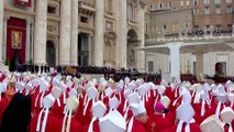 Papa Francisco dio su último adiós a Benedicto XVI ante miles de fieles