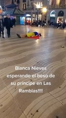 Una mujer disfrazada de Blancanieves 'espera su beso' en Barcelona