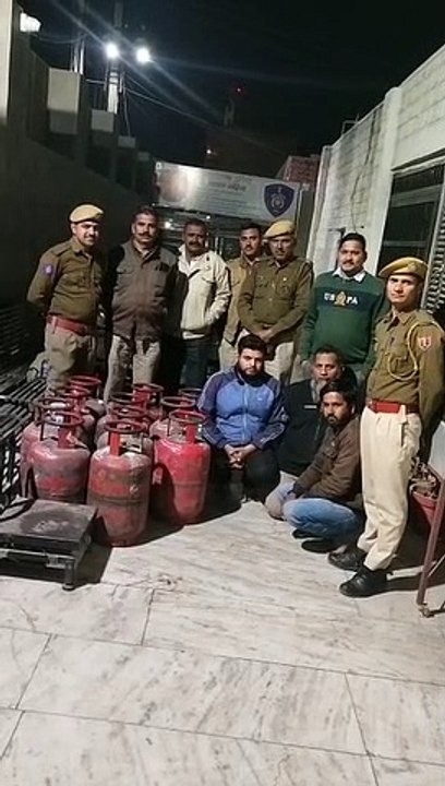 Gas Refilling : घरेलू सिलेंडर से ऑटो रिक्शा में गैस रिफिलिंग, 24 सिलेण्डर जब्त