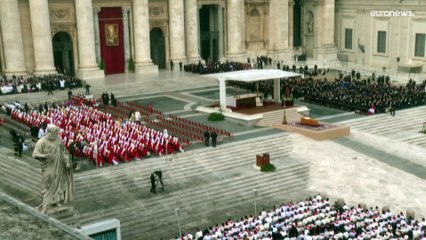 Los restos de Benedicto XVI reposan ya en la cripta vaticana