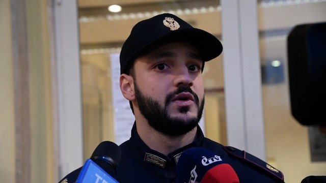 Bologna, bimbo rischia di soffocare. Il racconto del poliziotto: Così l'ho salvato