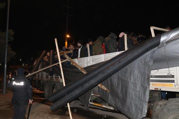 Tırın dorsesindeki plastik boruların arasına gizlenen 150 düzensiz göçmen yakalandı