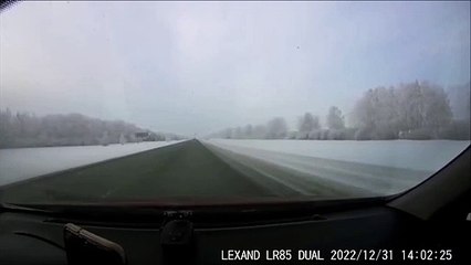 Un jet fait un vol en rase motte impressionnant au dessus d'une autoroute