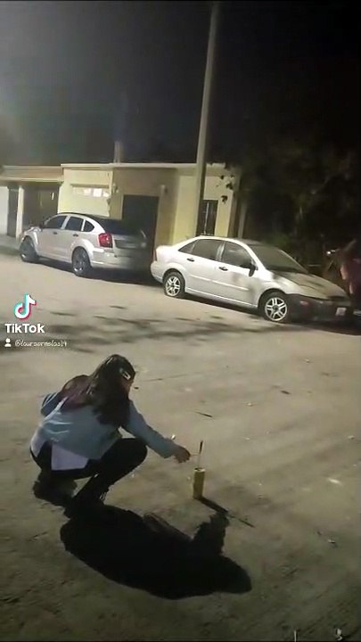 Quand tu tires ton premier feu d'artifice... direct dans la voiture de police