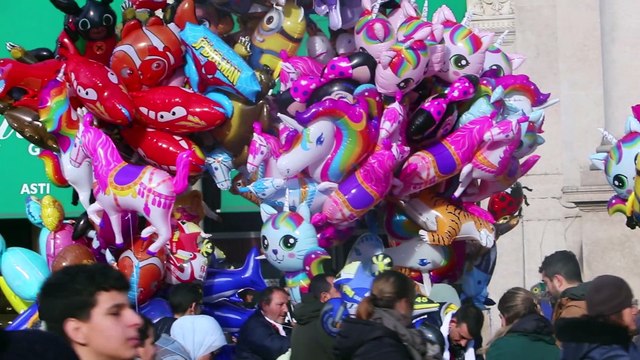 Tutti pazzi per i palloncini in galleria a Milano, che poi finiscono sotto l'Ottagono