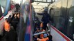İzmir'de bir garip olay! İZBAN arızalandı, yolcular kalaslar yardımıyla tren değiştirdi