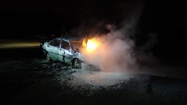KAZA YAPAN OTOMOBİL ALEV ALEV YANDI