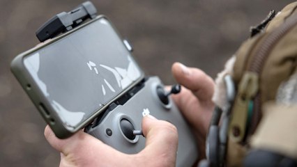 كيف يمكن لهاتف صغير أن يصبح أحد أسلحة الحرب الفتاكة؟