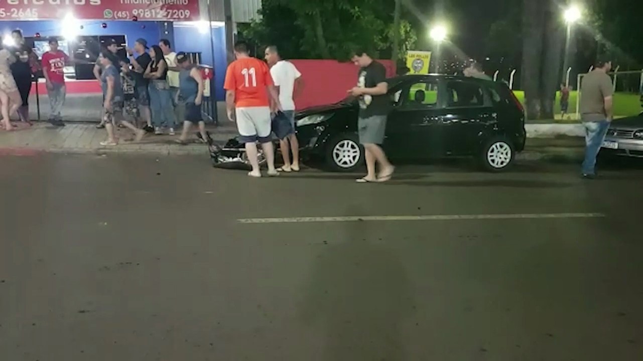 Moto e motociclista são arremessados contra carros estacionados em acidente no Floresta