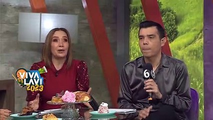 Rinoceronte persigue a un grupo de turistas en la India