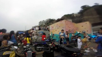 alboroto y desorden en puente de entrada a la playas de costa verde peru