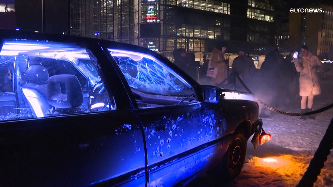 Licht, Eis, Autowracks: Helsinki Lux beleuchtet ausgelöschtes Leben in der Ukraine