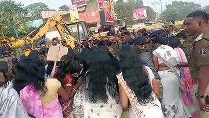 मुख्यमंत्री निवास घेराव करने जा रहीं महिलाओं को पुलिस ने रोका