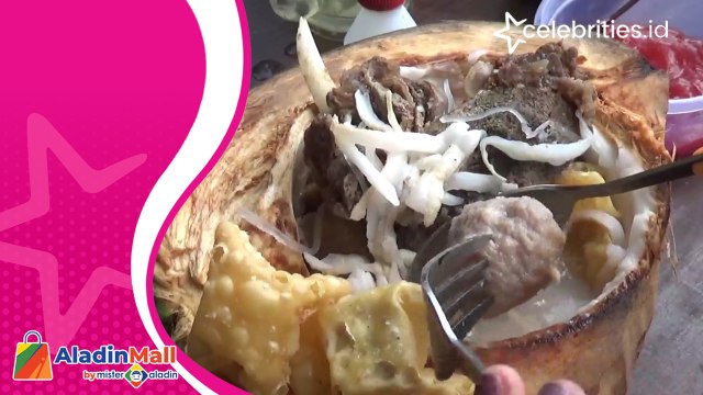 Mencicipi Kuliner Unik Bakso Iga Campur Kelapa Muda, Berani Coba