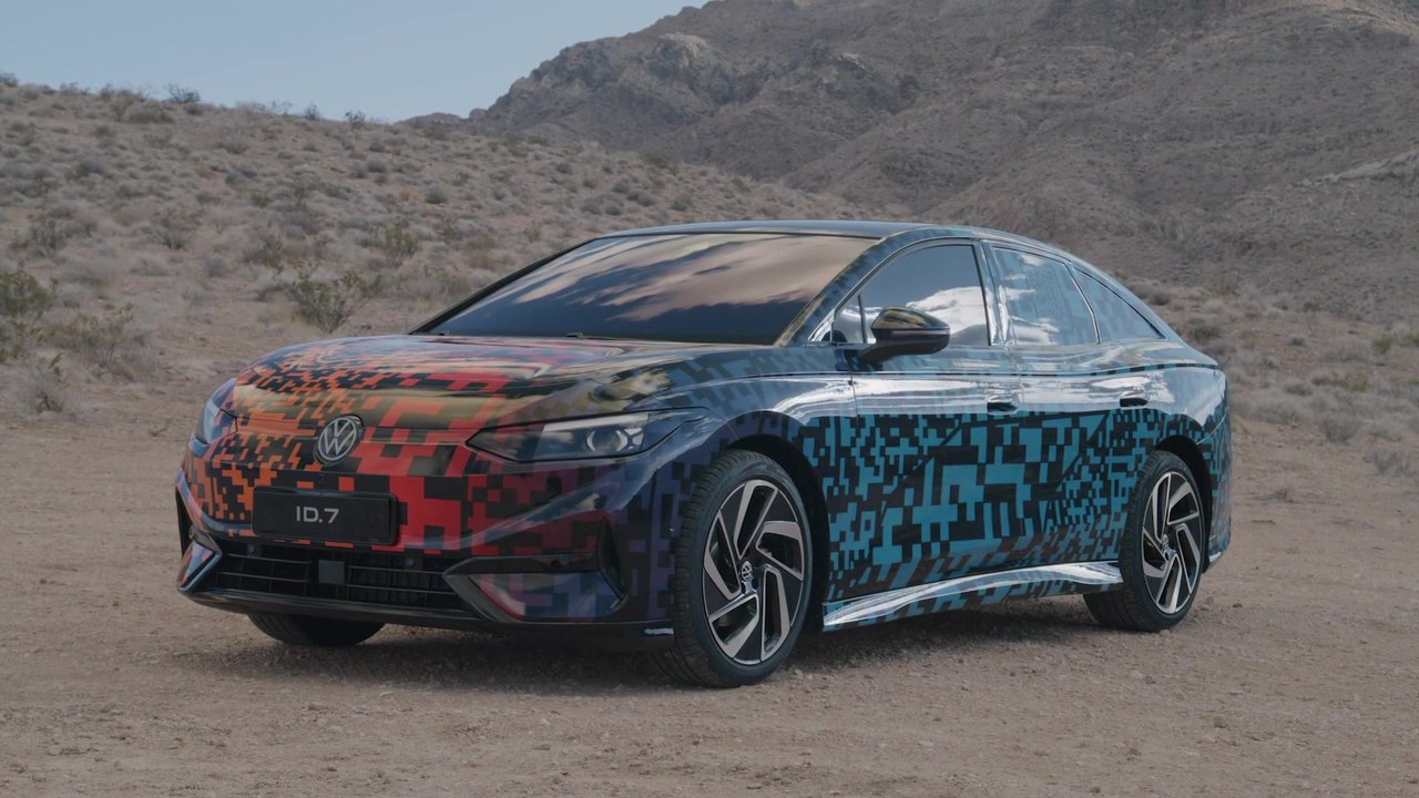 Auf dem Weg zur Weltpremiere - Erster Auftritt der neuen Volkswagen Limousine ID.7 im digitalen Camouflage-Look