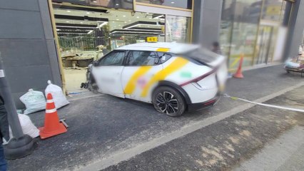 대전에서 택시가 귀금속 판매장에 돌진...1명 다쳐 / YTN