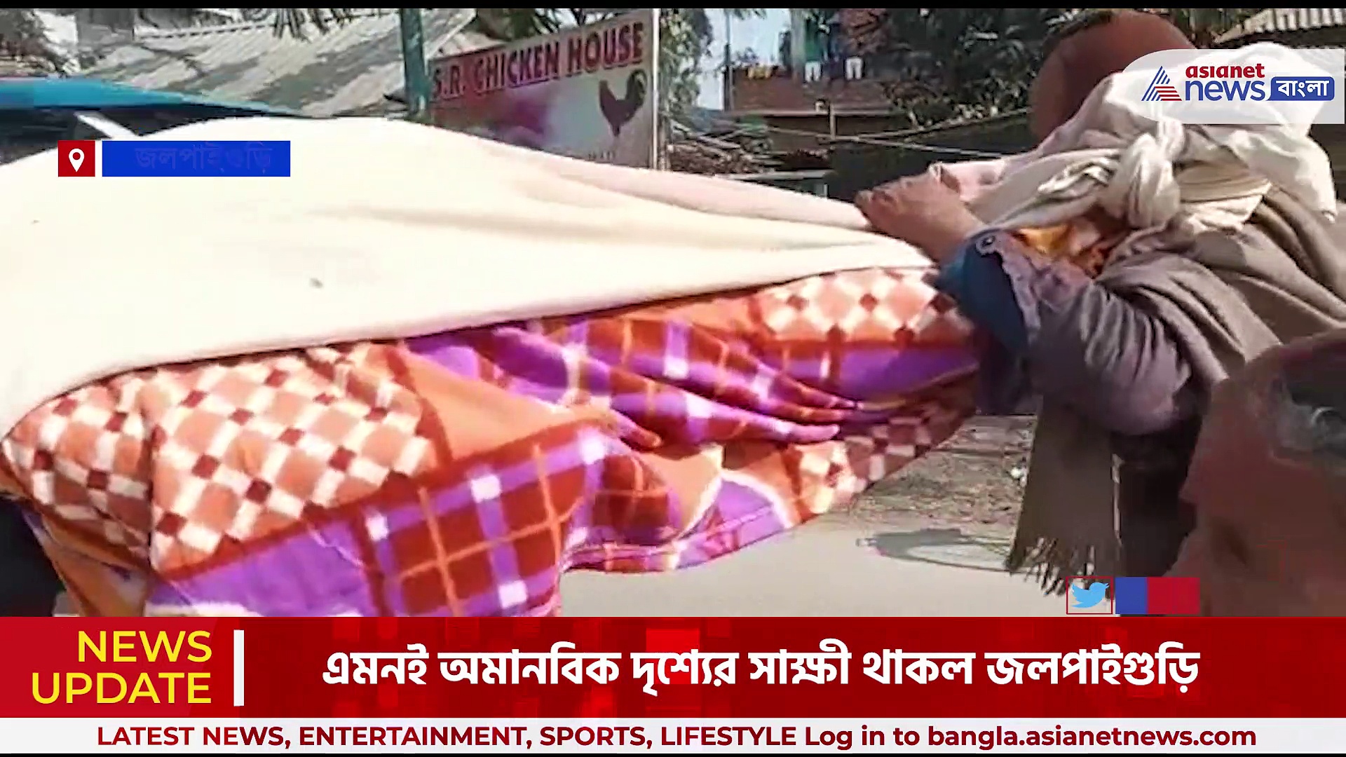 জোটেনি শববাহী গাড়ি, কম্বলে জড়ানো মায়ের মৃতদেহ কাঁধে নিয়ে বাড়ির পথে ছেলে