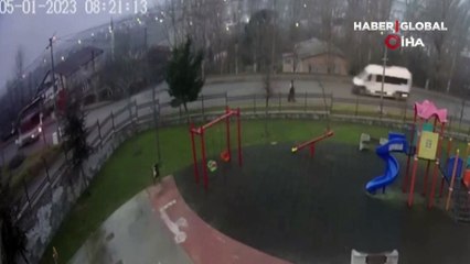 Kaza anı kamerada... Arnavutköy'de çarpışan iki araçtan biri boşluğa düştü: 3 yaralı