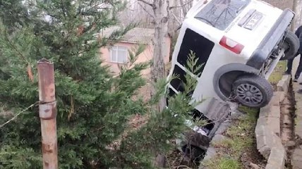 Kazada araçlardan biri boşluğa düştü: 3 yaralı