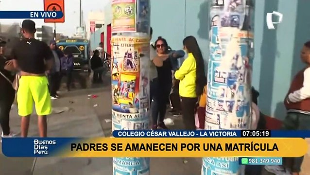 Colas para matrículas escolares: Padres se amanecen para inscribir a sus hijos en colegio