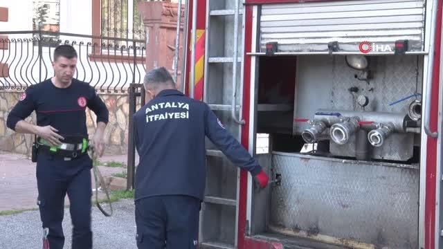 (ANTALYA - ÖZEL)Yakınlarının haber alamadığı tır şoförü, evinde yarı baygın bulundu