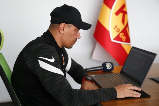 Kayserispor Teknik Direktörü Çağdaş Atan, AA'nın Yılın Fotoğrafları oylamasına katıldı